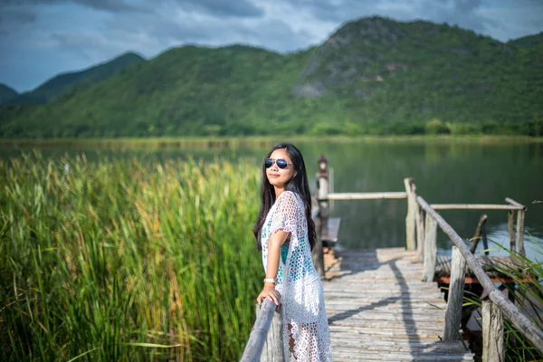 Mujer Joven Pie Puente Madera Fondo Naturaleza — Foto de Stock