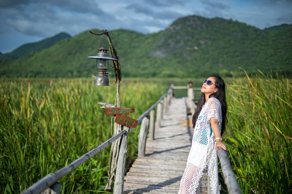 Mujer Joven Pie Puente Madera Fondo Naturaleza —  Fotos de Stock