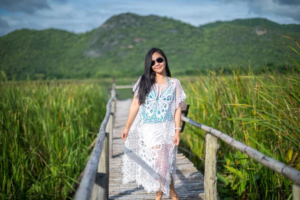 Mujer Joven Pie Puente Madera Fondo Naturaleza —  Fotos de Stock