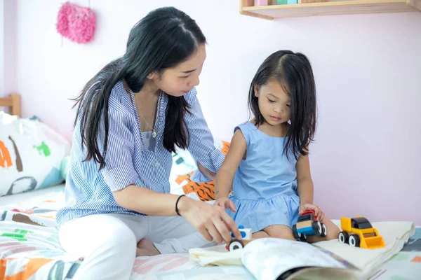 Asiática Madre Hija Jugando Juguete Casa —  Fotos de Stock