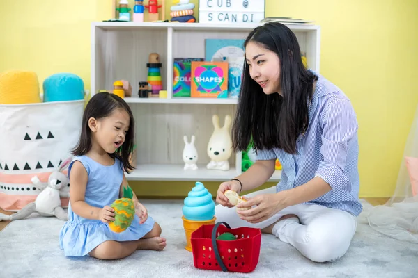 Asiática Madre Hija Jugando Juguete Casa —  Fotos de Stock