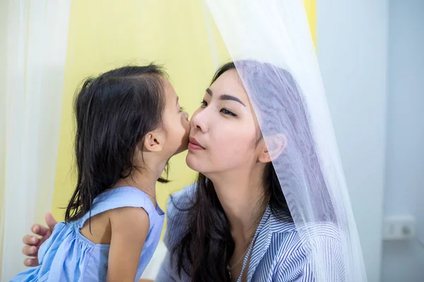 Feliz Pouco Ásia Menina Beijar Ela Mãe Casa — Fotografia de Stock