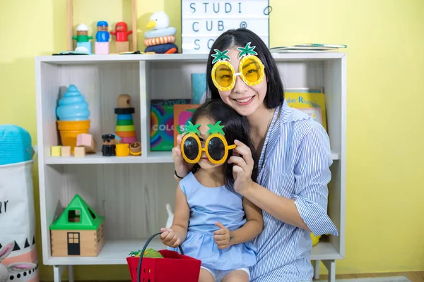 Asiática Madre Hija Jugando Juguete Casa —  Fotos de Stock