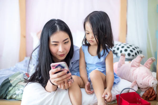 Asie Mère Fille Aiment Jouer Smartphone — Photo