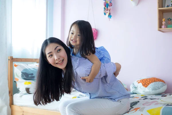 Feliz Menina Asiática Parte Trás Sua Mãe Casa — Fotografia de Stock