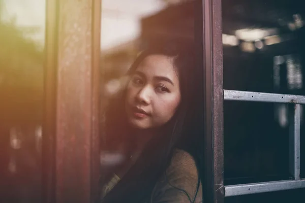 Azjatyckie Kobiety Stojącej Oglądanie Okna — Zdjęcie stockowe