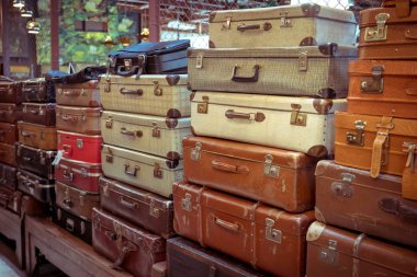 Vintage eski hırpalanmış deri bavul