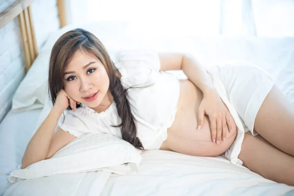 Atraktivní těhotná asijská žena — Stock fotografie