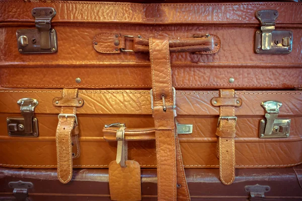 Vieilles valises en cuir battu vintage — Photo