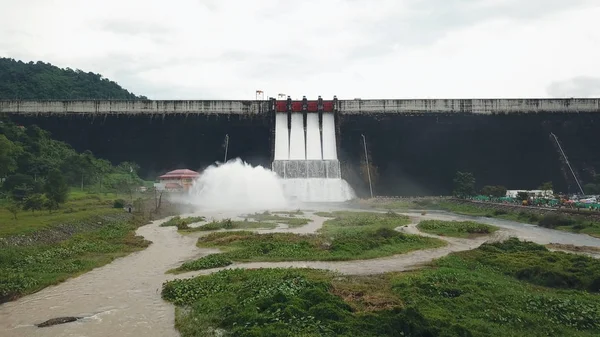 Khun dan Prakan Chon dam in Nakhon Nayok, Thailand — Stockfoto