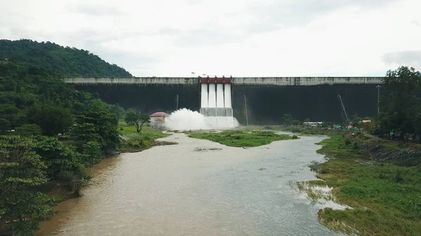 Khun Dan Prakan Chon dam w mieście Nakhon Nayok, Tajlandia — Zdjęcie stockowe