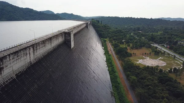 Barragem Khun Dan Prakan Chon em Nakhon Nayok, Tailândia — Fotografia de Stock