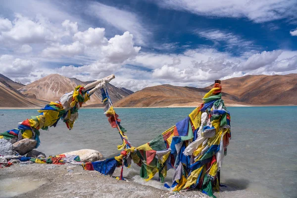 Pangong Gölü'nde dua bayrakları, Leh, Ladakh, Hindistan