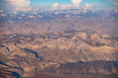 Bulutlar üzerinde Himalaya dağları