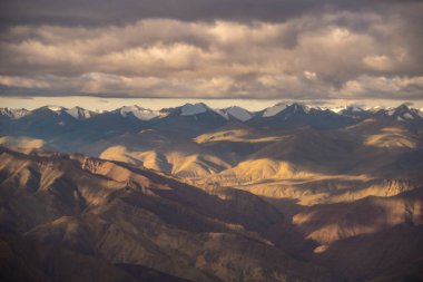Bulutlar üzerinde Himalaya dağları