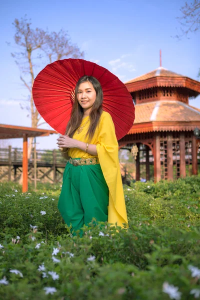 Thaise vrouw met traditionele stijl — Stockfoto