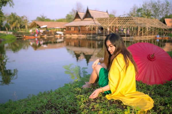 Mulher tailandesa com estilo tradicional — Fotografia de Stock