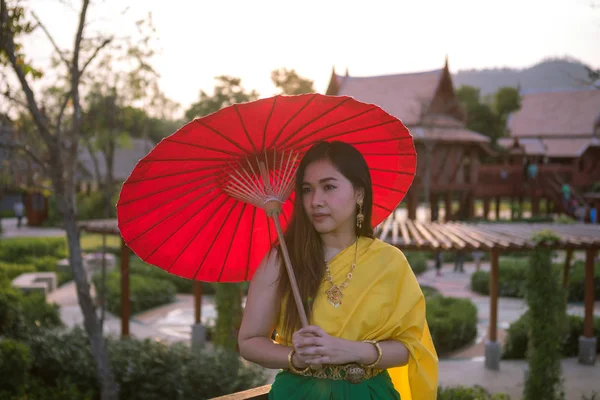 Mujer tailandesa con estilo tradicional —  Fotos de Stock