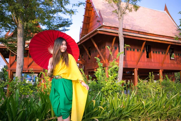 Thaise vrouw met traditionele stijl — Stockfoto