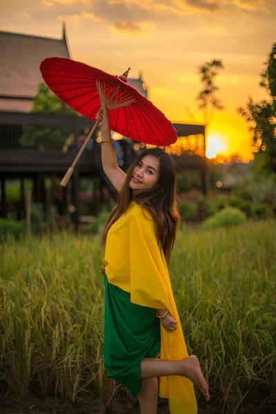 Thaise vrouw met traditionele stijl — Stockfoto