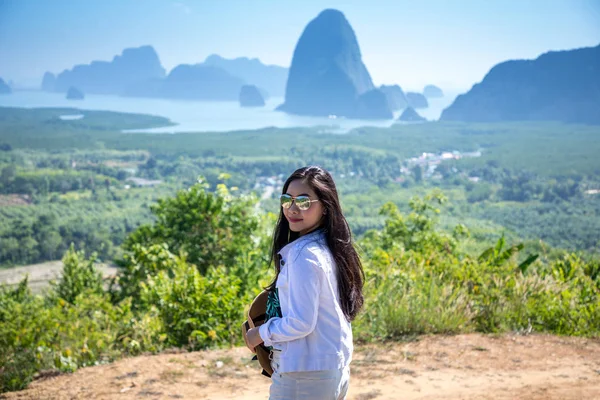 Bir dağın tepesinde genç kadın