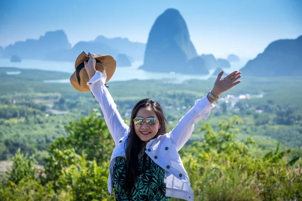 Mujer joven en la cima de una montaña — Foto de Stock