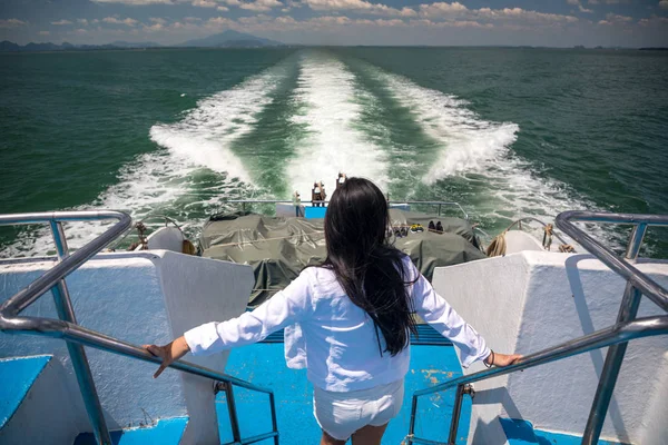 Asiática chica en un barco de velocidad — Foto de Stock