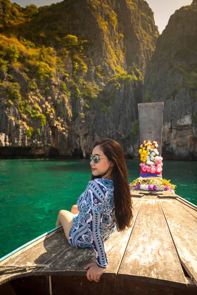 Joven asiático mujer relajarse en largo cola barco en maya bahía — Foto de Stock