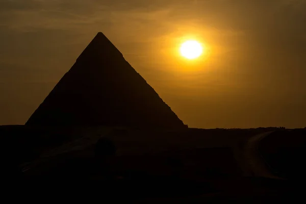 La Grande pyramide au coucher du soleil — Photo