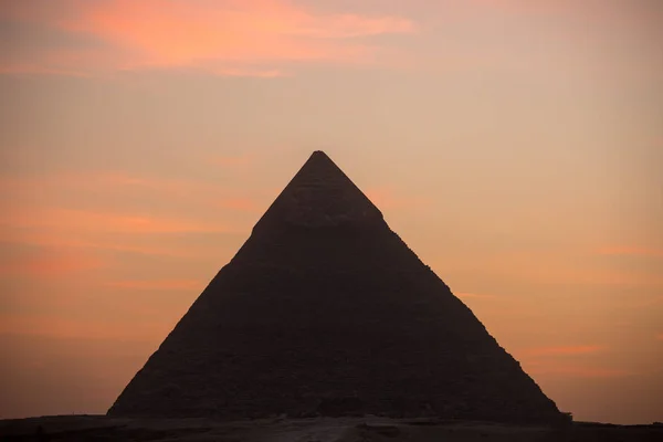 Günbatımı üzerinde büyük piramit — Stok fotoğraf