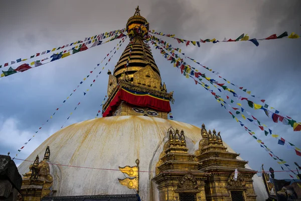 Swayambhunath Temple är en antik religiös arkitektur i NEP — Stockfoto