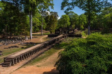 Angkor, Siem Reap, Kamboçya 'daki Baphuon Tapınağı' nın giriş yolunun hava görüntüsü.
