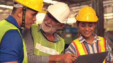 Mühendisler Ekibi Fabrikada Tartışıyor