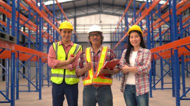 Dağıtım deposunda çalışırken sevkiyatı kontrol eden depo çalışanları.