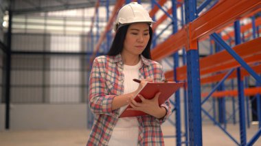 Dağıtım deposunda çalışırken depo çalışanları sevkiyatı kontrol ediyor..