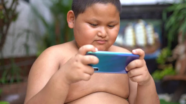 Asiatique Enfant Garçon Sont Addictif Jouer Téléphones Mobiles — Photo