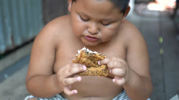 Asisn Gorda Chico Comer Pollo Aire Libre — Foto de Stock