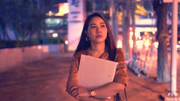 美しい若いアジアの女性が夜の街を歩く — ストック写真