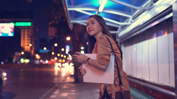 Junge Asiatische Geschäftsfrau Ruft Taxi Auf Stadtstraße Der Nacht — Stockfoto