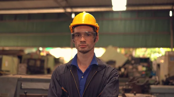 Porträt Eines Ingenieurs Der Der Fabrik Posiert — Stockfoto