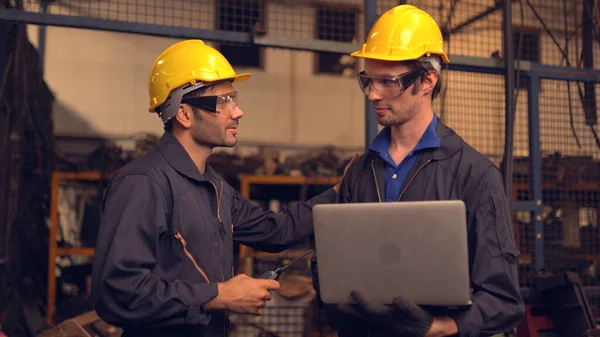 Zwei Ingenieure Der Produktion Als Team Diskutieren Der Fabrik — Stockfoto