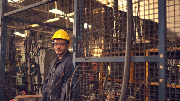 Porträt Eines Ingenieurs Der Der Fabrik Posiert — Stockfoto