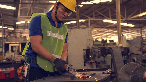 Service Man Ingenjör Som Arbetar Fabrik — Stockfoto