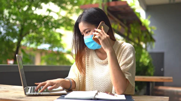 Asijské Žena Mluví Pomocí Mobilního Telefonu Pracuje Domova Během Coronavirus — Stock fotografie