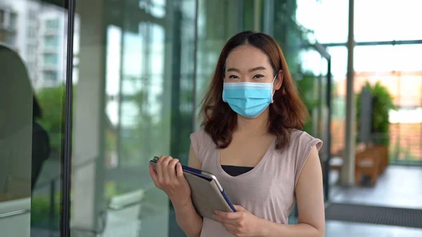 Mladá Asijská Žena Pomocí Tabletu Nosit Masku Obličeje Zeleném Stromě — Stock fotografie