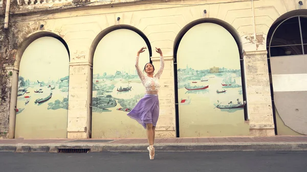 Junge Schöne Ballerina Tanzt Auf Der Straße Bangkok Thailand — Stockfoto