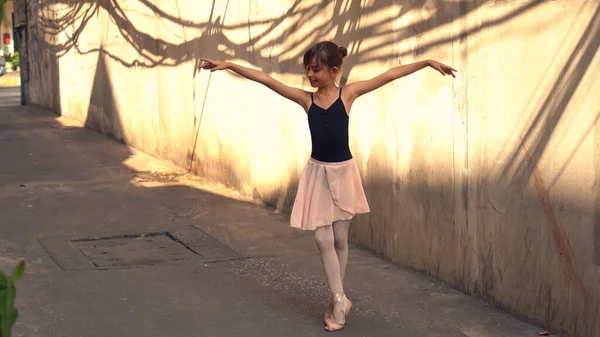 Kleine Ballerina Tanzt Auf Der Straße Bangkok Thailand — Stockfoto