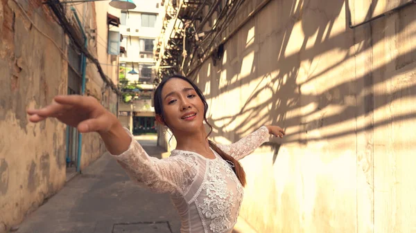 バンコクの路上で踊る若い美しいバレリーナタイ — ストック写真
