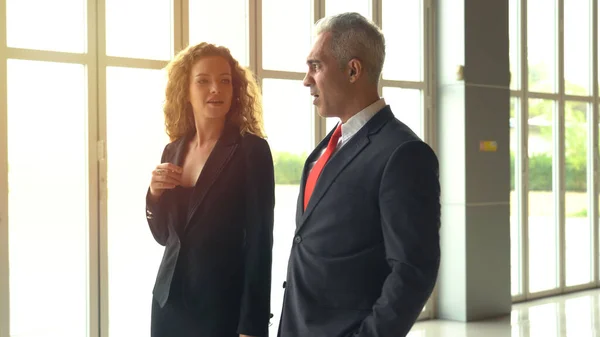 Geschäftsmann Und Geschäftsfrau Diskutieren Beim Spaziergang Flughafen Über Die Arbeit — Stockfoto
