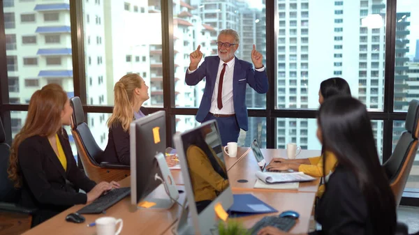 Gruppo Uomini Affari Raggiungere Gli Obiettivi — Foto Stock